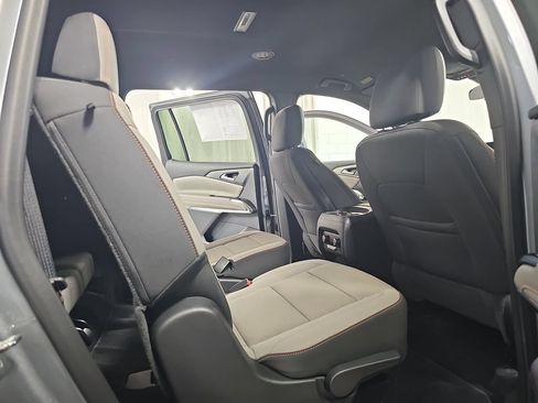 Used 2025 Chevrolet Traverse LT FWD image 14