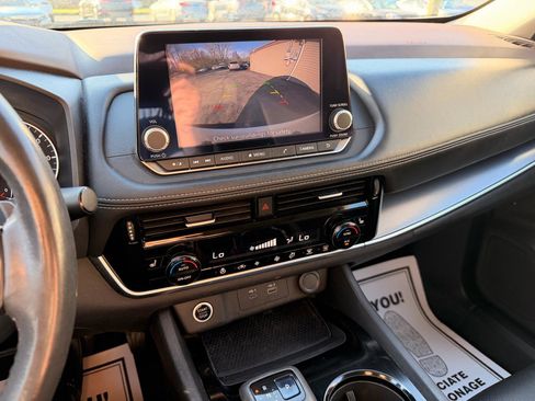 Used 2022 Nissan Rogue SV w/ SV Premium Package image 34