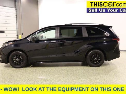 Used 2025 Toyota Sienna XLE image 4