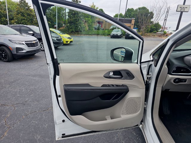 Used 2023 Chrysler Pacifica Touring-L FWD image 31
