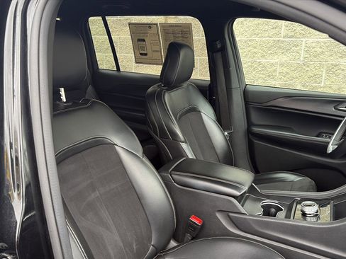 Used 2024 Jeep Grand Cherokee L Laredo image 24