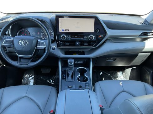 Used 2023 Toyota Highlander XLE FWD image 11
