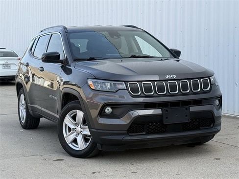 Used 2022 Jeep Compass Latitude image 2