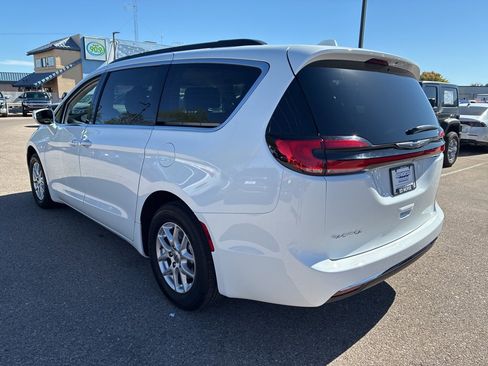 Used 2022 Chrysler Pacifica Touring-L image 3