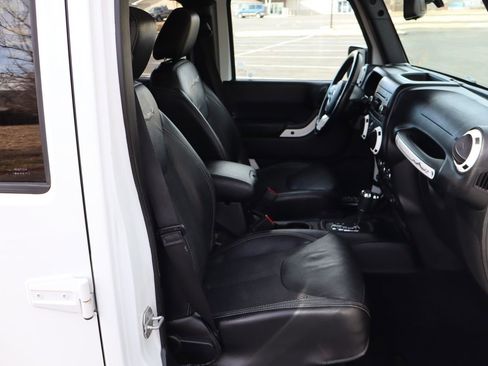 Used 2015 Jeep Wrangler Unlimited Sahara image 23
