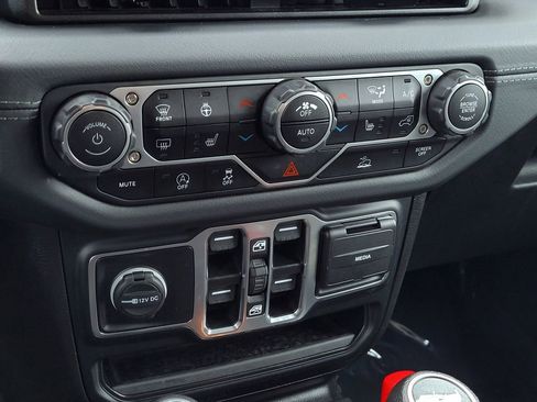 Used 2024 Jeep Wrangler Sahara image 23