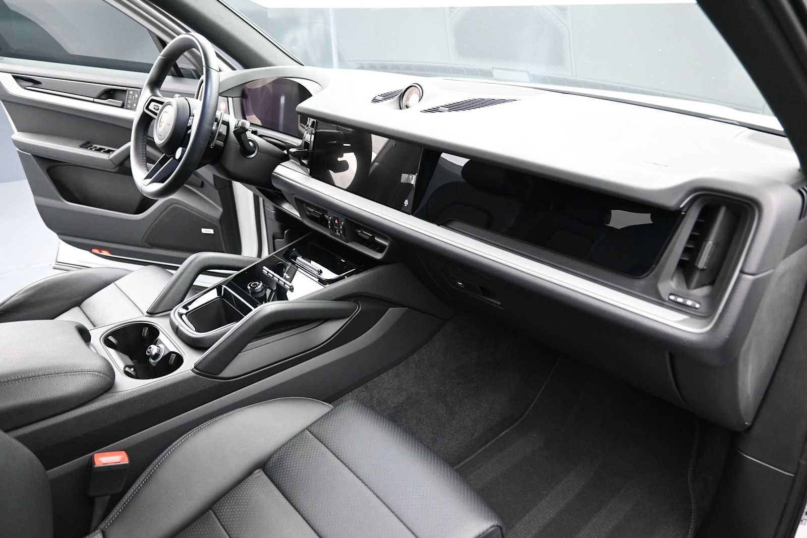 Certified 2024 Porsche Cayenne AWD/4WD image 22