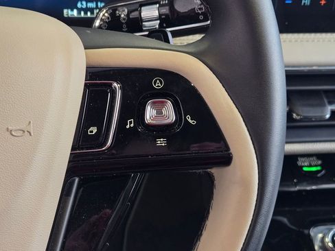 Used 2025 Lincoln Corsair AWD image 16