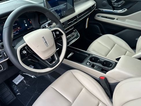 Used 2025 Lincoln Corsair FWD image 12
