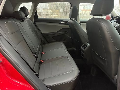 Used 2024 Volkswagen Taos SE image 12