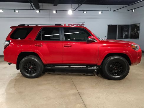 Used 2022 Toyota 4Runner SR5 Premium w/ Moonroof Package AWD/4WD image 8