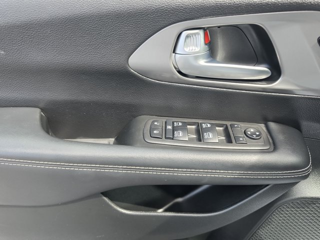 Used 2025 Chrysler Pacifica Select FWD image 16