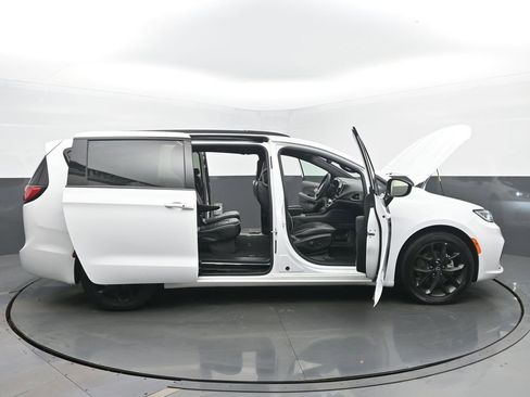 Used 2025 Chrysler Pacifica Limited image 57