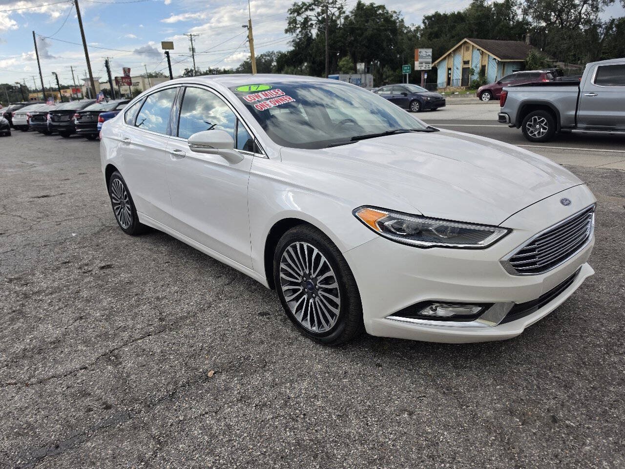 Used 2017 Ford Fusion SE FWD image 3
