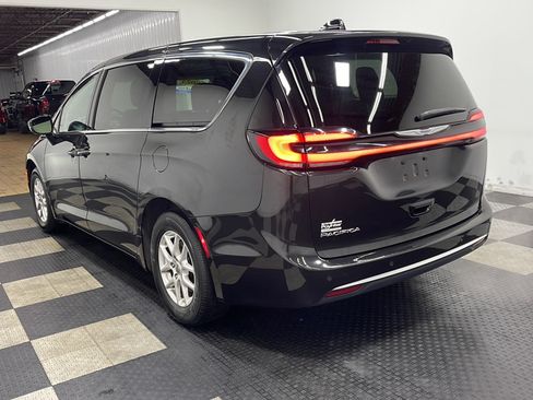 Used 2024 Chrysler Pacifica Touring-L FWD image 15