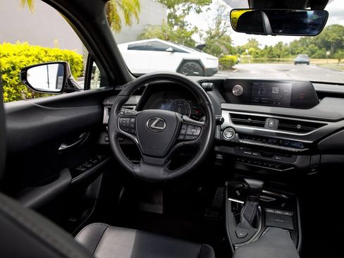 Used 2019 Lexus UX 200 image 30
