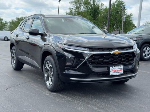 New 2026 Chevrolet Trax LT w/ Driver Confidence Package FWD image 2