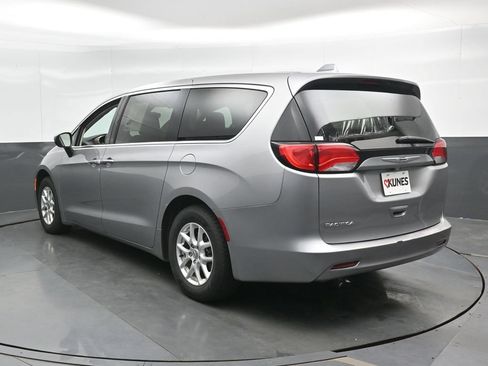 Used 2017 Chrysler Pacifica Touring FWD image 11