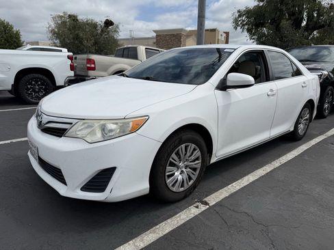 Used 2014 Toyota Camry LE image 3