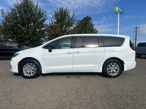 Used 2025 Chrysler Pacifica Select FWD image 2