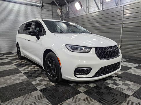 Used 2024 Chrysler Pacifica Limited FWD image 4