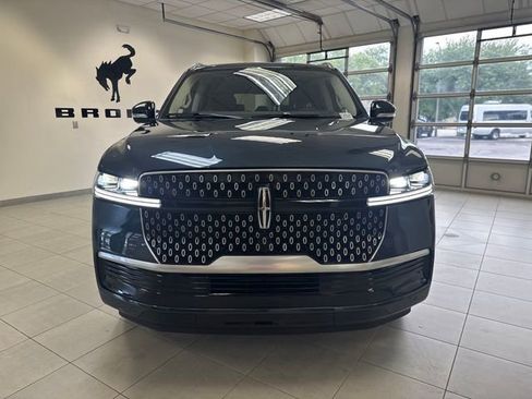 Used 2025 Lincoln Navigator Reserve AWD/4WD image 2