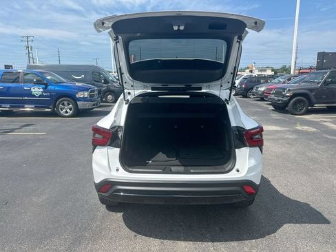 Used 2025 Chevrolet Trax RS FWD image 24