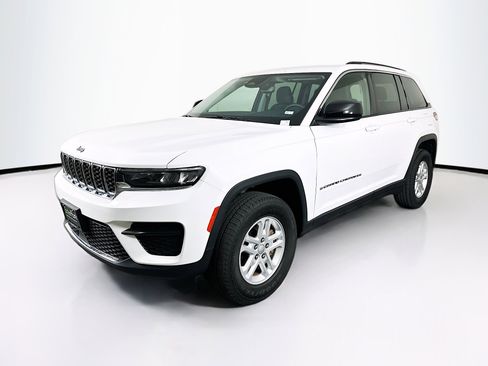 Used 2023 Jeep Grand Cherokee Laredo w/ Luxury Tech Group I AWD/4WD image 3