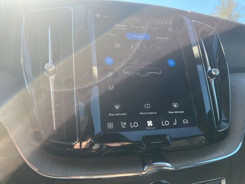 Certified 2025 Volvo XC60 B5 Plus AWD/4WD image 17