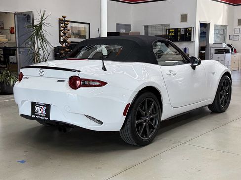 Used 2016 MAZDA MX-5 Miata Club RWD image 2
