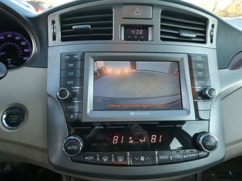 Used 2011 Toyota Avalon Limited image 23