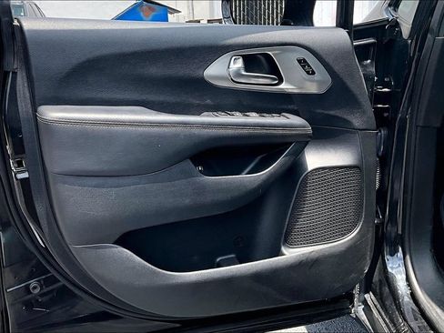 Used 2024 Chrysler Pacifica Premium FWD image 20