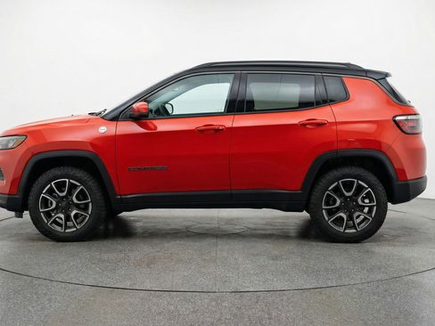Used 2025 Jeep Compass Trailhawk AWD/4WD image 3