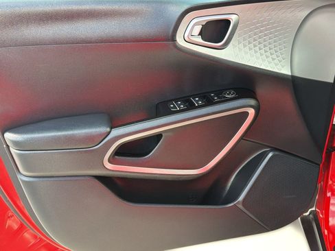 Used 2025 Kia Soul LX w/ LX Technology Package FWD image 13