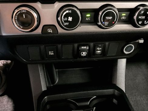 Used 2018 Toyota Tacoma SR5 AWD/4WD image 26