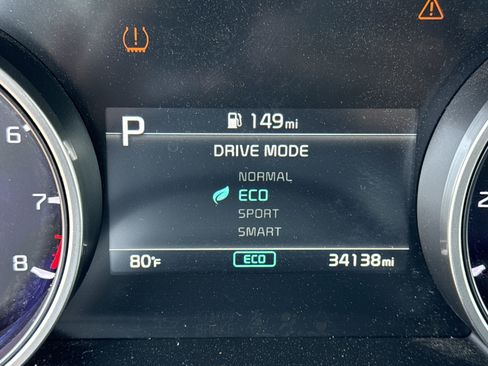 Used 2024 Kia Carnival LX image 24