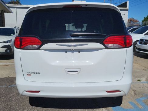 Used 2020 Chrysler Voyager L FWD image 9