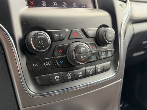 Used 2019 Jeep Grand Cherokee Laredo image 18