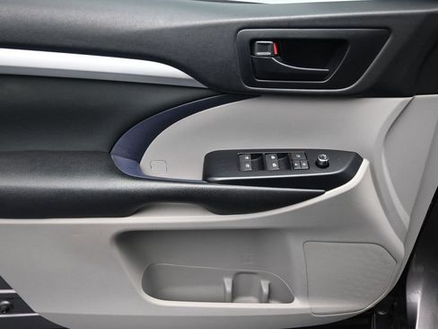 Used 2018 Toyota Highlander LE image 23