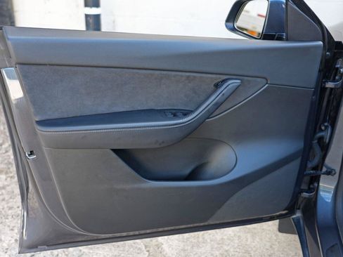 Used 2022 Tesla Model Y Long Range AWD/4WD image 45