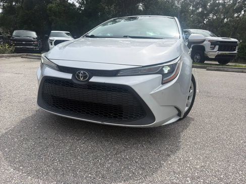Used 2021 Toyota Corolla LE FWD image 3