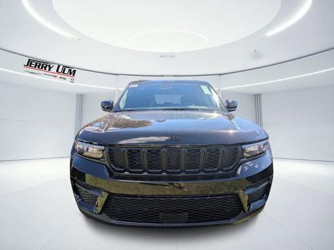 New 2025 Jeep Grand Cherokee Altitude image 7