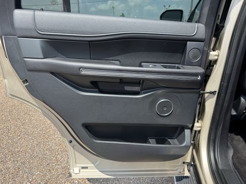Used 2018 Ford Expedition XLT w/ Equipment Group 202A RWD image 24