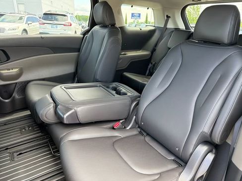 New 2026 Kia Carnival EX FWD image 19