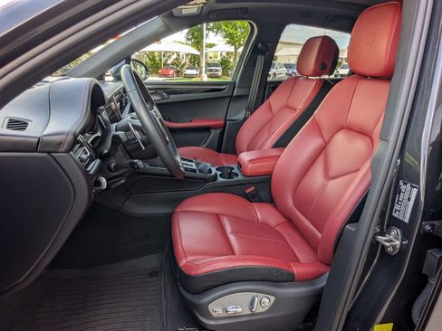 Certified 2025 Porsche Macan image 5