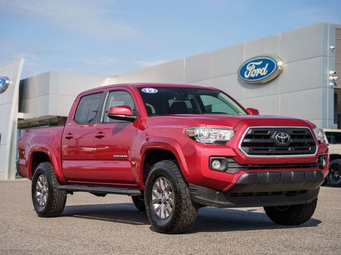 Used 2019 Toyota Tacoma SR5 RWD image 1