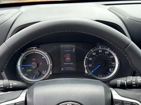 Used 2022 Toyota Highlander LE FWD image 27