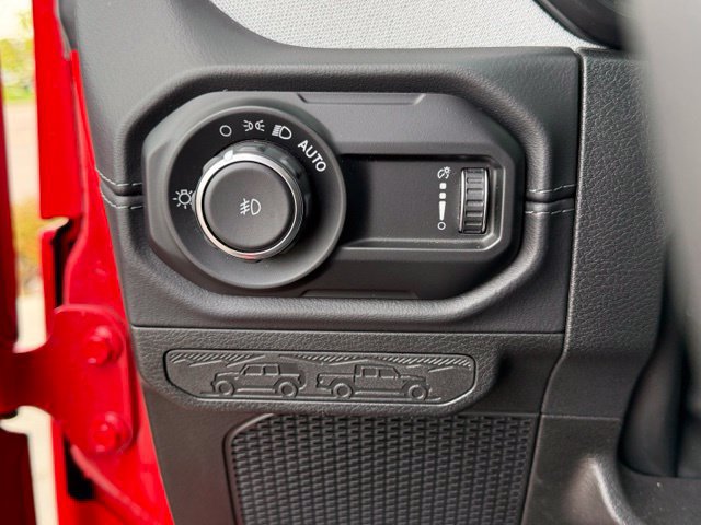 Used 2025 Jeep Wrangler Unlimited Sahara AWD/4WD image 18