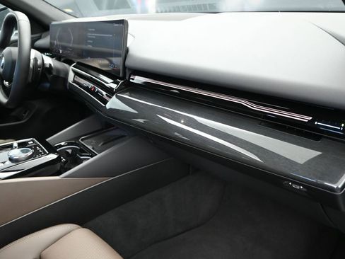 Certified 2025 BMW 530i xDrive AWD/4WD image 24