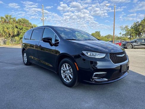 Used 2025 Chrysler Pacifica Select FWD image 9